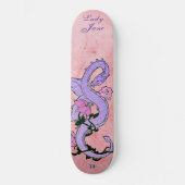 Lila Dragon auf rosa D-Markenbezeichnung Skateboard (Vorderseite)