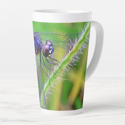 Lila Dragonfly-Geist zeichnet Latte-Tasse aus Milchtasse (Rechte Ecke)