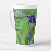 Lila Dragonfly-Geist zeichnet Latte-Tasse aus Milchtasse (Linke Ecke)