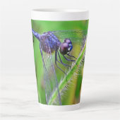 Lila Dragonfly-Geist zeichnet Latte-Tasse aus Milchtasse (Vorderseite)