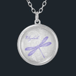 Lila Dragonfly Necklace Versilberte Kette<br><div class="desc">Personalisieren Sie ein einzigartiges Geschenk für Ihre Brautmädchen mit einer Lila Drachenfliege-Kette. Das Necklace Design besticht durch eine lebendige Libelle vor einem eleganten, blumengeschmückten und grau-Damast-Hintergrund. Personalisieren Sie sich mit dem Namen der Brautjungfrau für eine gepflegte Erinnerung Ihres großen Tages. Mit diesem Design sind auch weitere Hochzeitswaren erhältlich. Brauchen Sie...</div>