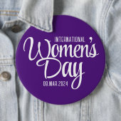Lila Drehbuch Internationaler März zum Frauentag 8 Button (Beispiel)