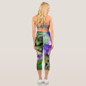 Lila Drehung und Shout Hydrangea-Blume Capri Leggings (Rückseite)