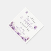 Lila Ein Babyschmetterling ist auf dem Weg zur Bab Serviette (Ecke)