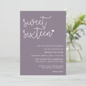 Lila einfaches Script Sweet 16 Geburtstag Foto Einladung (Stehend Vorderseite)