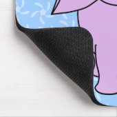 Lila Elefant-Cartoon. Blauer Blumenhintergrund Mousepad (Ecke)