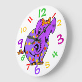 Lila Elefant scherzt Uhr mit bunten Zahlen (Winkel)