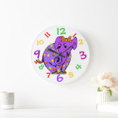 Lila Elefant scherzt Uhr mit bunten Zahlen (Zuhause)