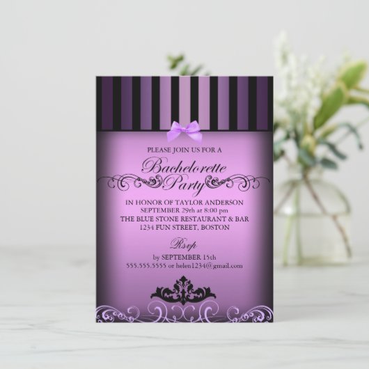 Lila eleganter Streifen-Junggeselinnen-Abschied Einladung (Stehend Vorderseite)
