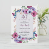 Lila elegantes Floral Surprise Party Einladung (Stehend Vorderseite)