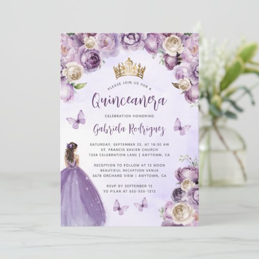 Lila Elfenbeingoldflorenwasser Quinceñera Einladung (Stehend Vorderseite)