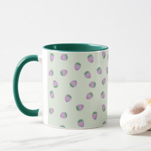 Lila Erdbeermuster auf grünem Hintergrund Tasse