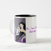 lila extravagantes Mädchen mit Martini-Glas Zweifarbige Tasse (Vorderseite Links)