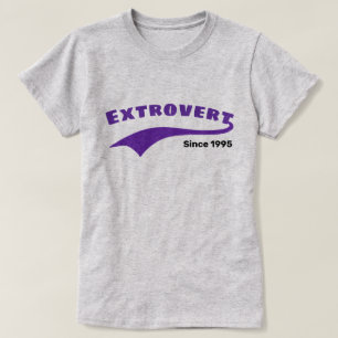 Lila Extrovert-Typografieswoosh-Gewohnheits-Datum T-Shirt