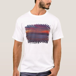 Lila-farbener Sonnenaufgang an der Meeresküste T-Shirt
