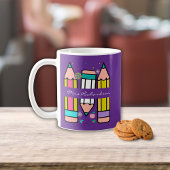 Lila farbiger Lehrername Bleistift-Cartoon Kaffeetasse