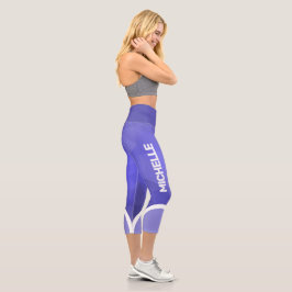 Lila Farbtöne mit weißem Namen und Streifen modern Capri Leggings