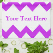 Lila Fett Zickzack mit benutzerdefinierbarem Text Geschirrtuch (Gefaltet)