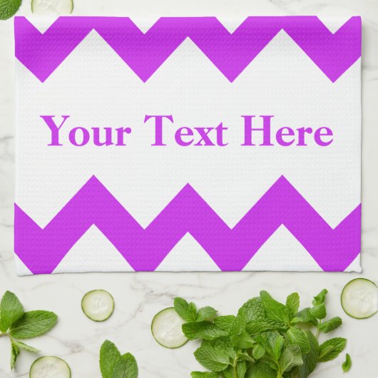 Lila Fett Zickzack mit benutzerdefinierbarem Text Geschirrtuch (Gefaltet)