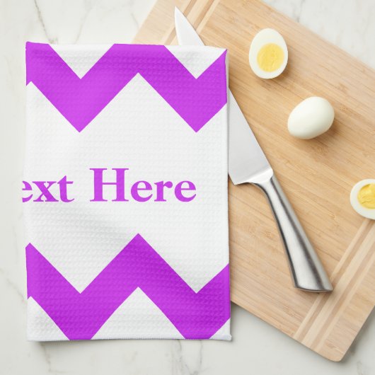 Lila Fett Zickzack mit benutzerdefinierbarem Text Geschirrtuch (Viertel Falte)
