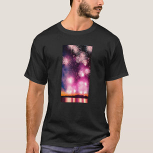 Lila Feuerwerkskörper über Wasser T-Shirt