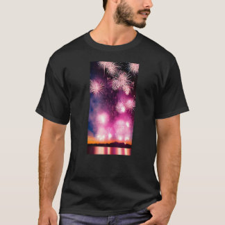Lila Feuerwerkskörper über Wasser T-Shirt