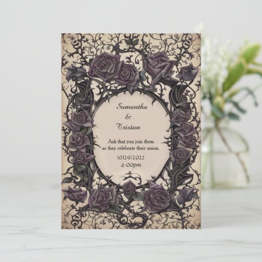 Lila Filigree und Thorn Rose Goth Wedding Einladung (Stehend Vorderseite)