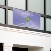 Lila Firmenlogo im Freien Banner (Äußeres Gebäude)