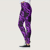Lila Flamme und schwarze Leggings (Links)