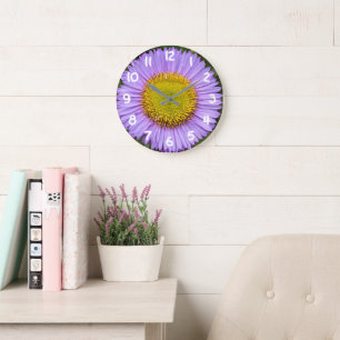 Lila Fleabane Daisy mit weißen Zahlen, floral Große Wanduhr