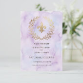 Lila Fleur De Lis Hochzeit Save The Date (Stehend Vorderseite)