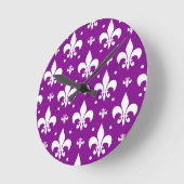 Lila Fleur-de-lis-Muster Runde Wanduhr (Winkel)