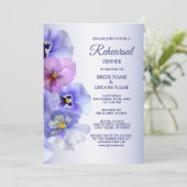 Lila Flieder Stiefmütterchen Blumen Hochzeitsprobe Einladung (Stehend Vorderseite)