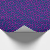 Lila Flora-Muster auf editable Hintergrundfarbe Geschenkpapier (Ecke)