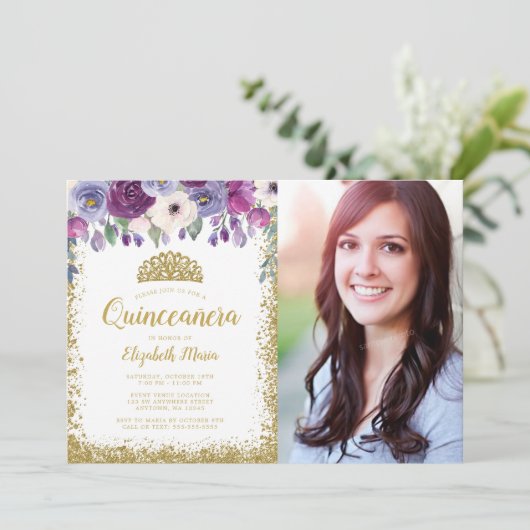 Lila Floral Gold Glitzer Tiara Quinceanera Foto Einladung (Stehend Vorderseite)