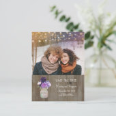 Lila Floral Mason Jar Rustikales Foto Save the Dat Ankündigungspostkarte (Stehend Vorderseite)