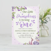 Lila Floral Pumpkin 1. Geburtstag Party Einladung (Stehend Vorderseite)