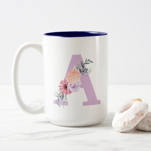 Lila floral Simple Minimal Monogram Coffee Tasse (Mit Donut)