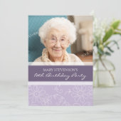 Lila florale 80. Geburtstagsparty Einladungen (Stehend Vorderseite)