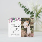 Lila florale Elegant Script Wedding Vielen Dank Postkarte (Stehend Vorderseite)
