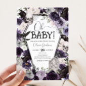 Lila florale Gothic-Babydusche Einladung