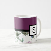 Lila florale Monogramm Kaffeetasse (VorderseiteRechts)