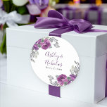 Lila floraler Elegant Braut und Gräuelname Runder Aufkleber<br><div class="desc">Personalisierte Botanische Hochzeitsnapkins mit handgeschriebener Schrift und lila Blumensträußen. Das Design besticht durch die Braut- und Bräutigamen und das Hochzeitstermin mit lila Mauve- und Magenta-Rose-Blume Blüten und graugrünem Grün. Bitte stöbern Sie in meinem Shop - lila Blumensammlung - für passende Artikel.</div>