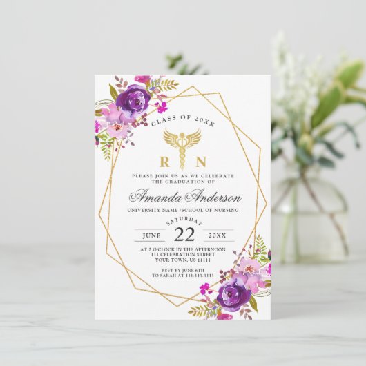 Lila floraler Moderner Abschluss der Krankenpflege Einladung (Stehend Vorderseite)