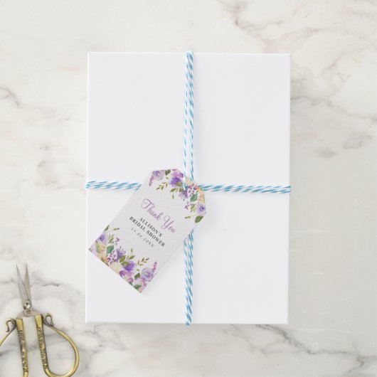 Lila florales Brautparty Geschenkanhänger (Mit Garn)