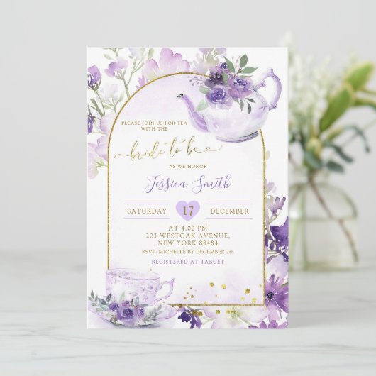 Lila florales Brautparty Tee Party Einladung (Stehend Vorderseite)