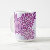 Lila florales Dahlia Muster Mit Monogramm Initial Kaffeetasse (Vorderseite Links)