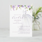 Lila florales Hochzeitskleid Brautparty Einladung (Stehend Vorderseite)