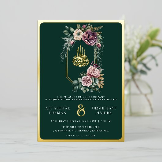 Lila florales Wappen Emerald Muslim Wedding Gold Folieneinladung (Stehend vorne)