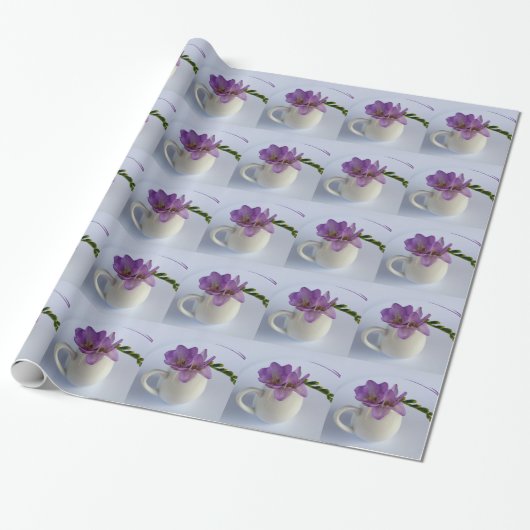 lila Freesia-Knospen Geschenkpapier (Ungerollt)